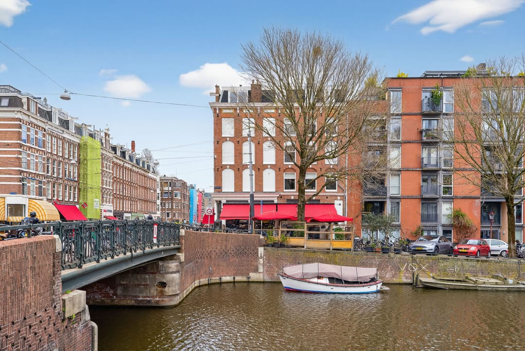 Bright corner apartment with canal view in Amsterdam West — 26
