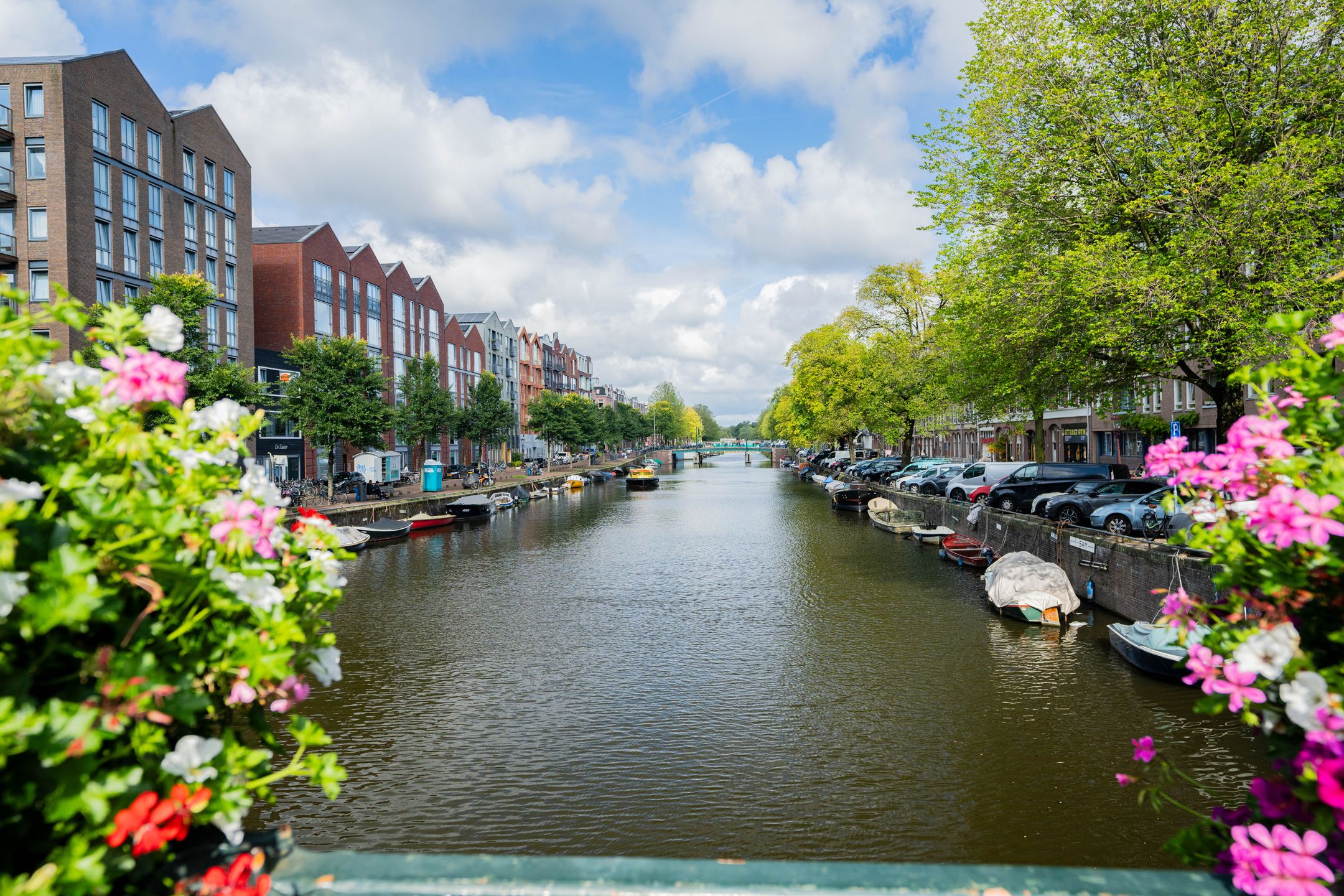 Bright corner apartment with canal view in Amsterdam West — 36