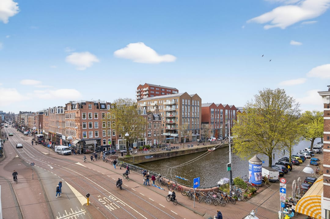 Bright corner apartment with canal view in Amsterdam West — 22