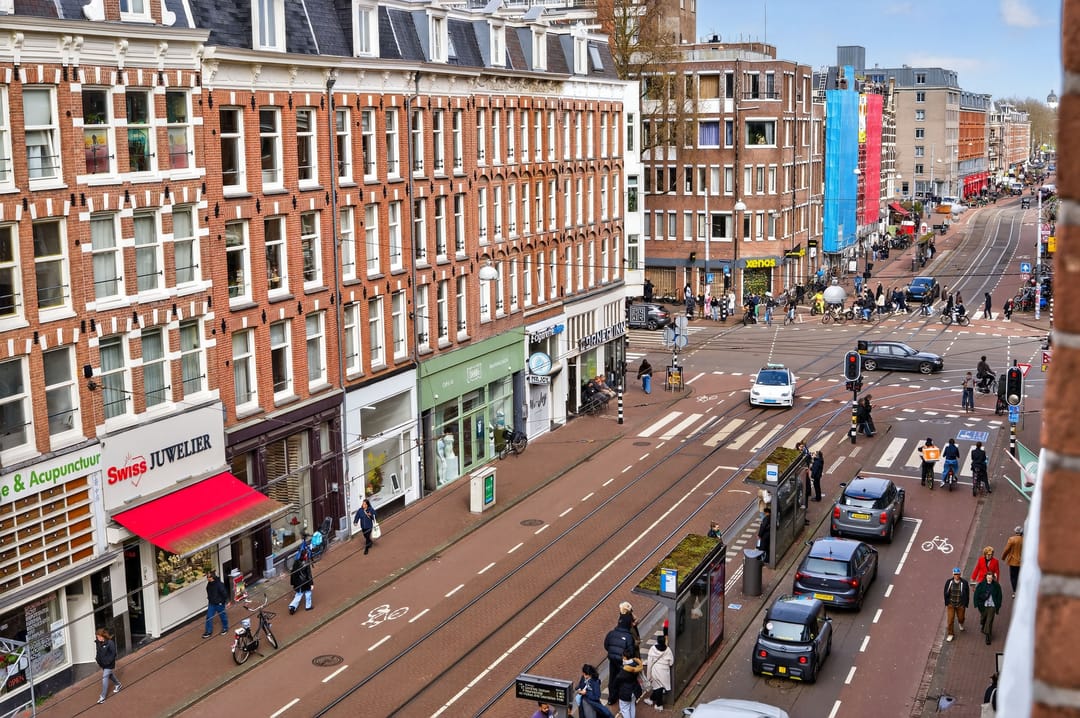 Bright corner apartment with canal view in Amsterdam West — 23