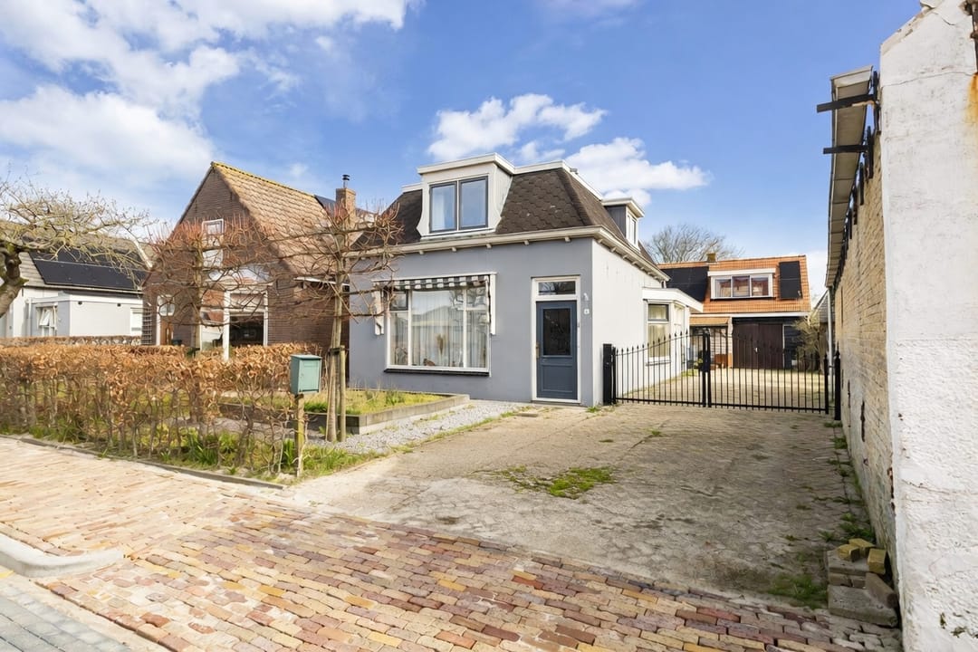 Vrijstaand karaktervolle woning met unieke garage voorzien van sauna en bar