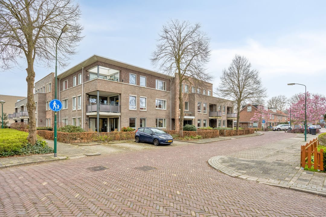 Photo 2 of Brederostraat 1-8