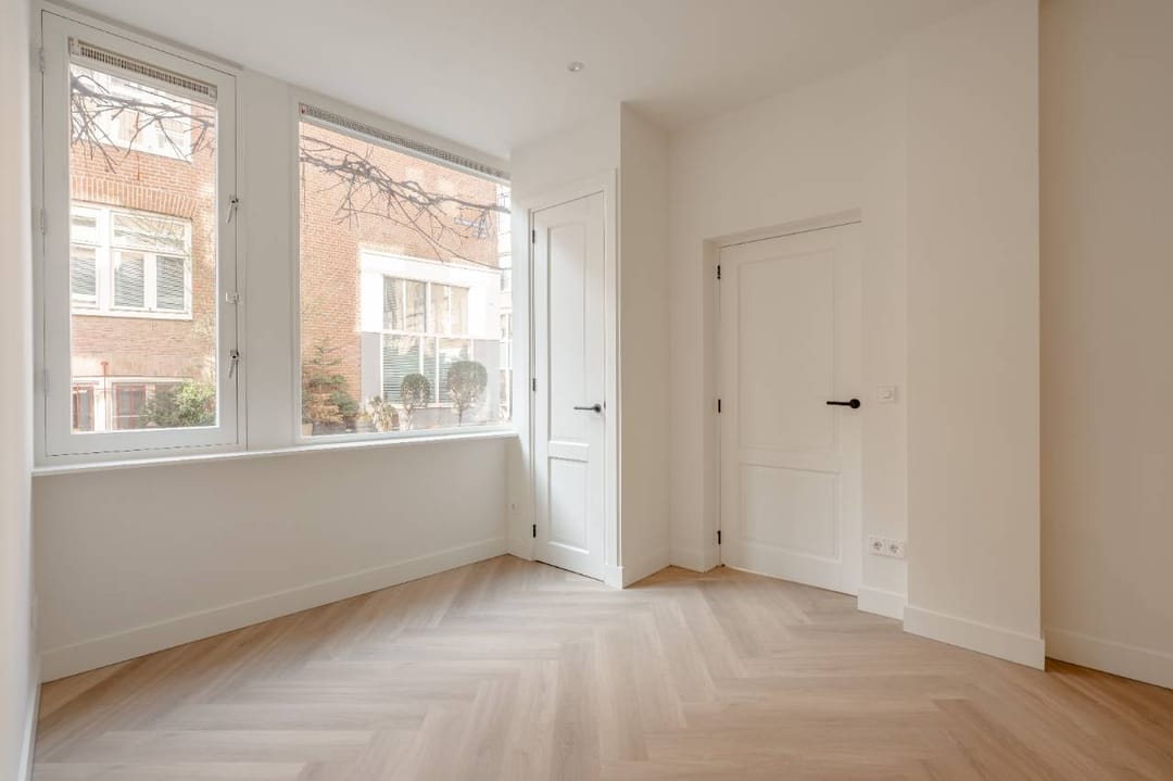 Renovated corner apartment with natural light in Amsterdam's Jordaan area — 16