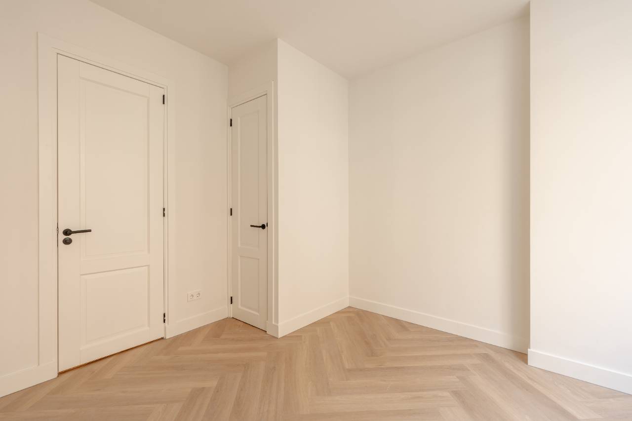 Renovated corner apartment with natural light in Amsterdam's Jordaan area — 15