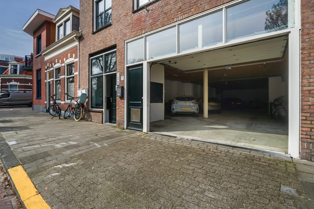 Spacious Top-Floor Apartment with Roof Terrace Near Scheveningen Beach — 41