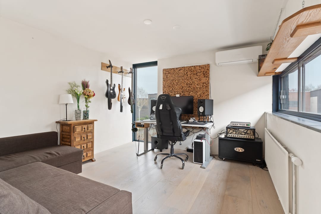 Modern Semi-Detached Home with Mezzanine in Almere Literatuurwijk — 38