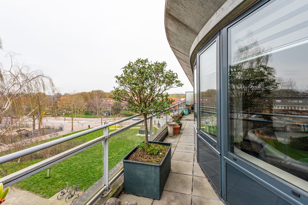 Bright top-floor apartment with stunning roof terrace and panoramic views in Hilversum — 32