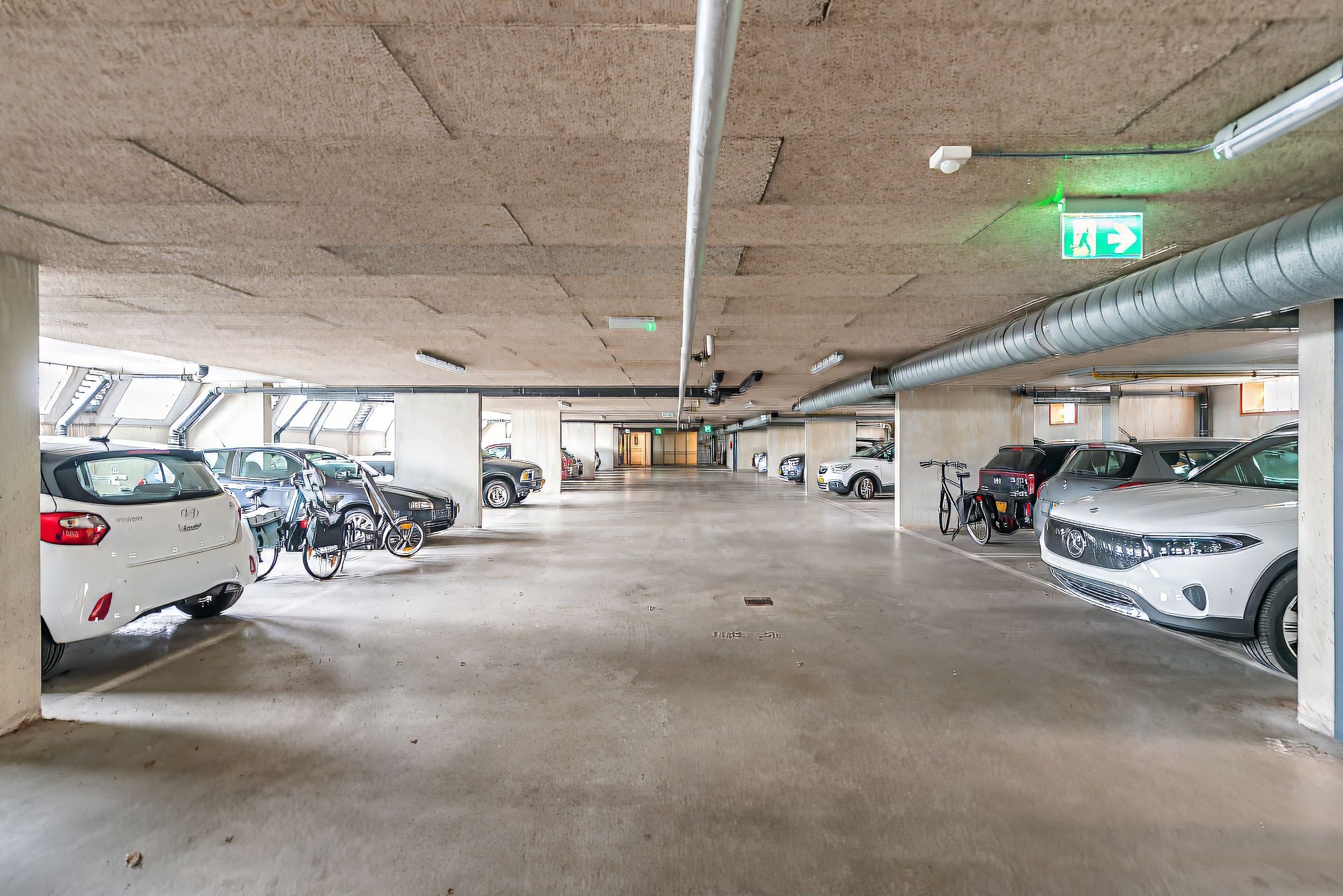 Bright top-floor apartment with stunning roof terrace and panoramic views in Hilversum — 36