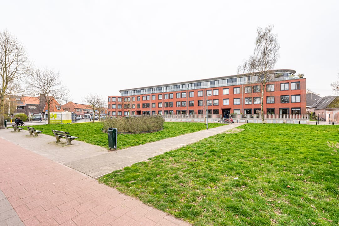 Bright top-floor apartment with stunning roof terrace and panoramic views in Hilversum — 38