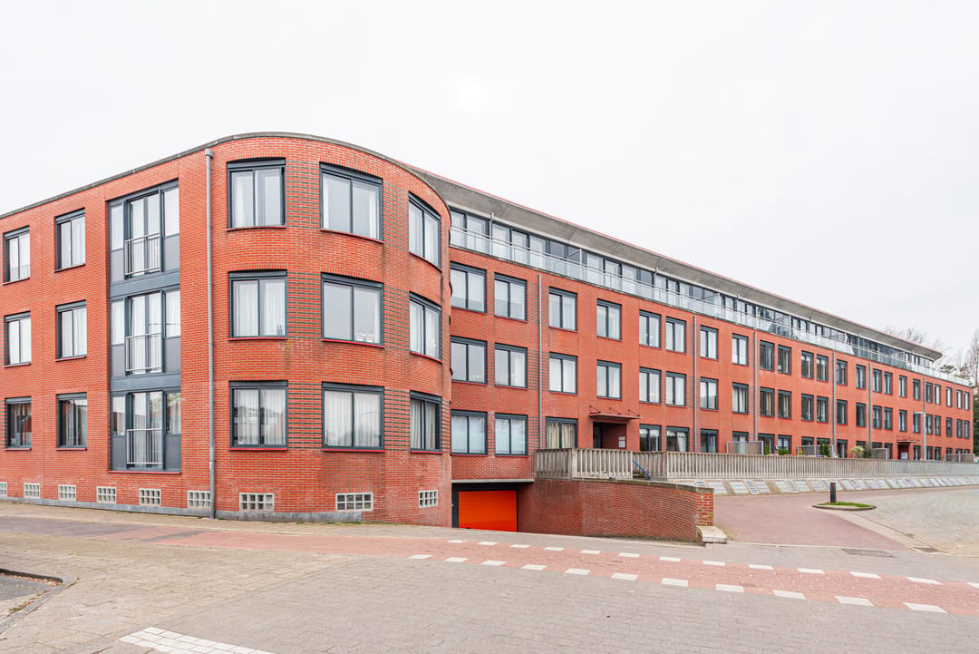 Bright top-floor apartment with stunning roof terrace and panoramic views in Hilversum — 37