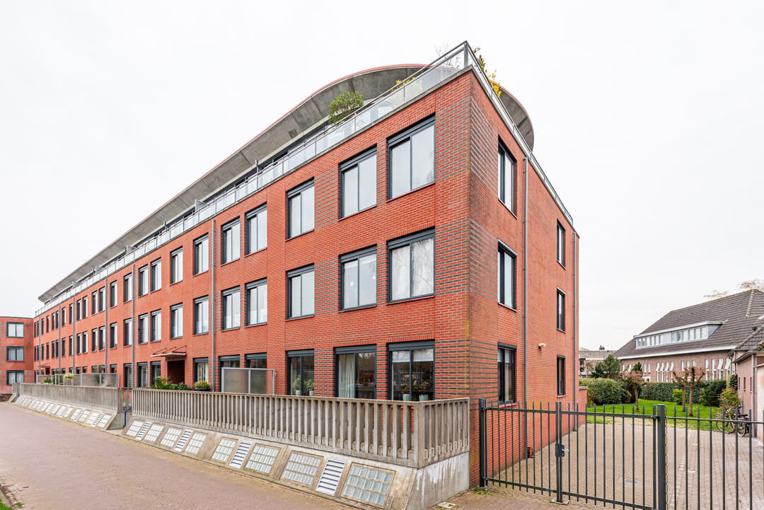 Bright top-floor apartment with stunning roof terrace and panoramic views in Hilversum — 41
