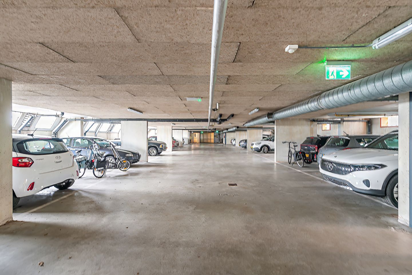 Bright top-floor apartment with stunning roof terrace and panoramic views in Hilversum — 35