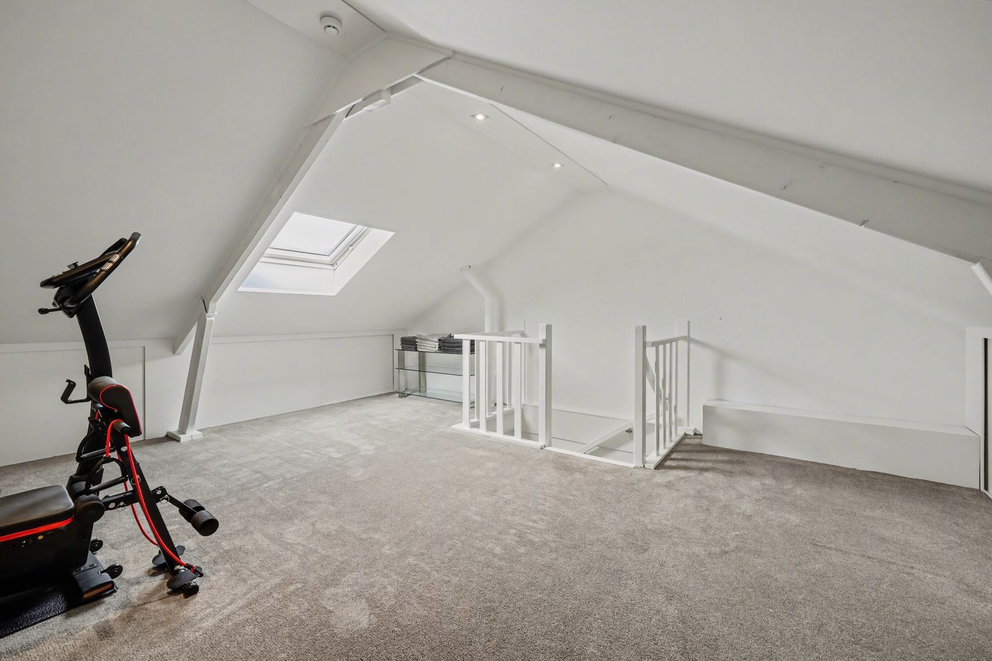 Spacious Energy Efficient Terraced Home with Solar Panels and West-Facing Garden — 34