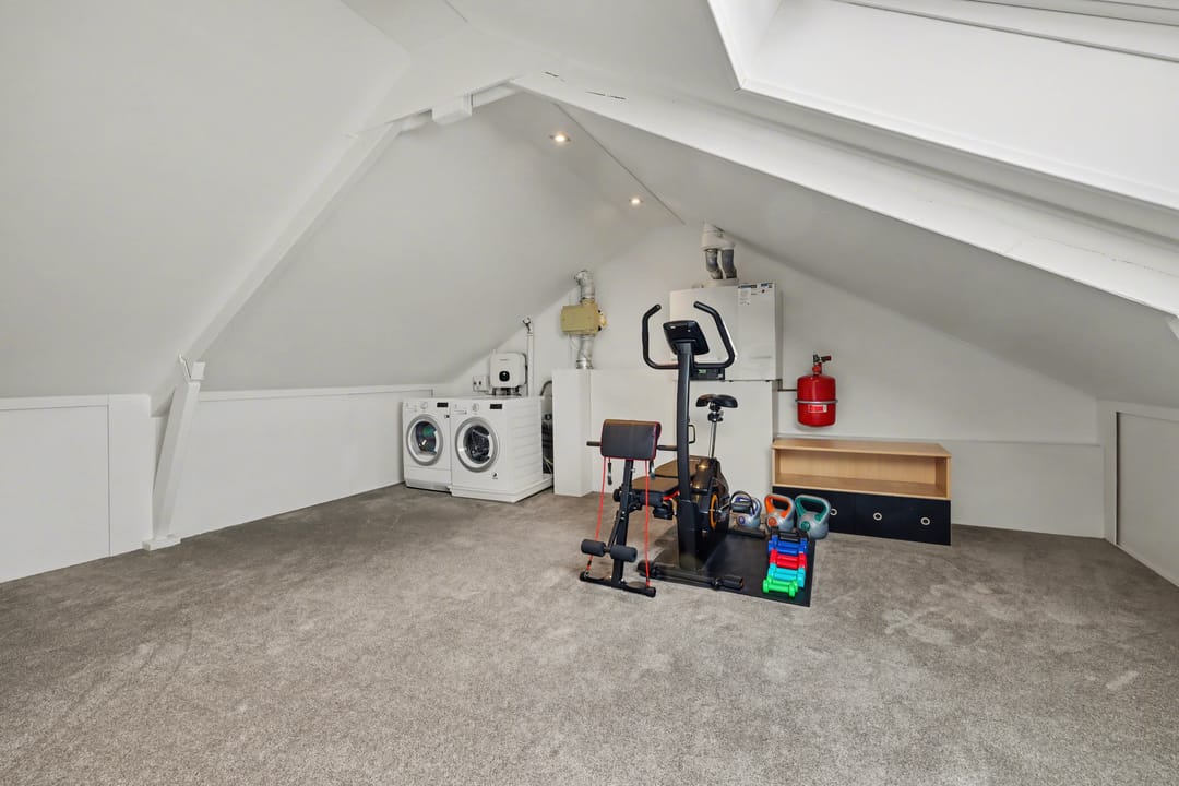 Spacious Energy Efficient Terraced Home with Solar Panels and West-Facing Garden — 31