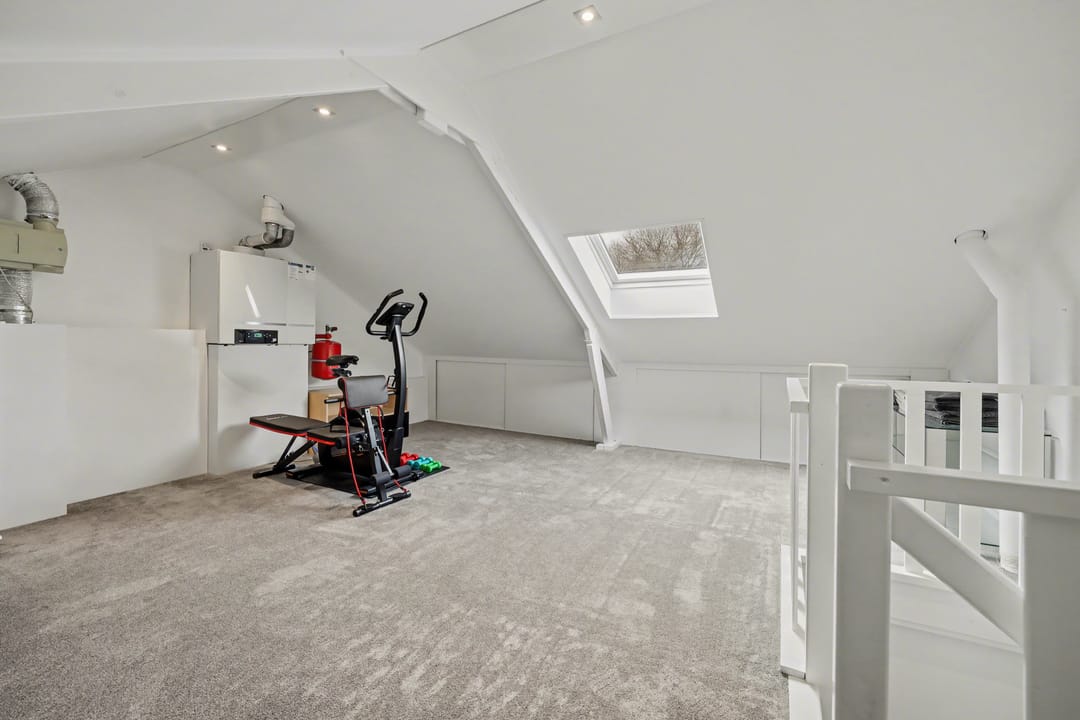 Spacious Energy Efficient Terraced Home with Solar Panels and West-Facing Garden — 32