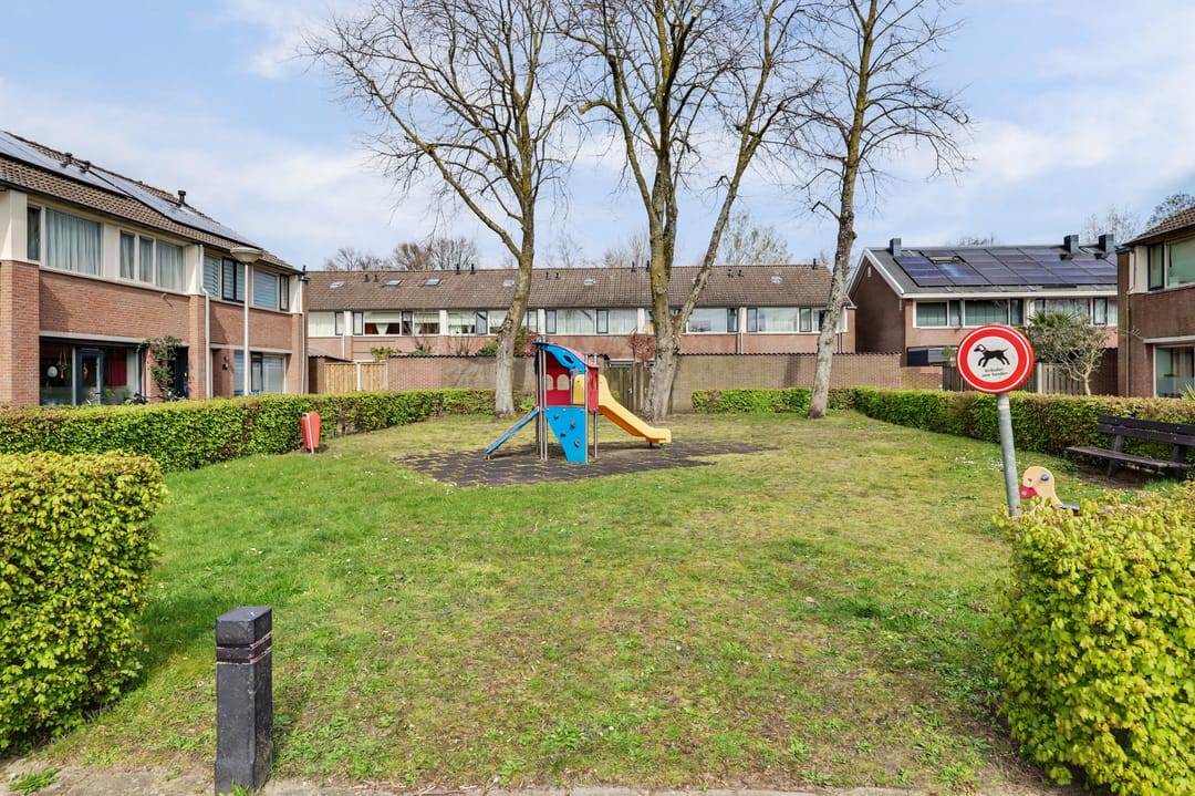 Spacious Energy Efficient Terraced Home with Solar Panels and West-Facing Garden — 47