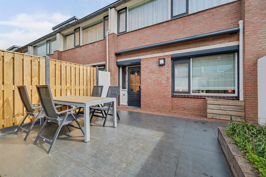 Spacious Energy Efficient Terraced Home with Solar Panels and West-Facing Garden — 38