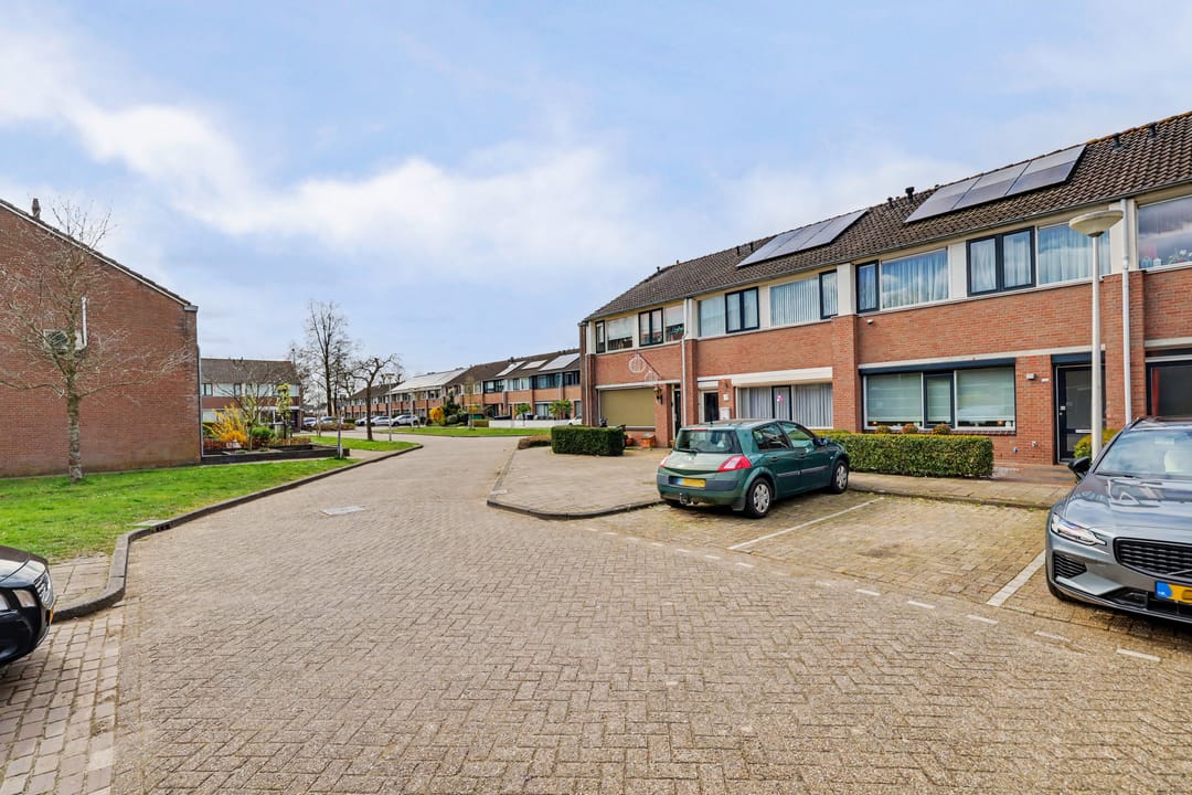 Spacious Energy Efficient Terraced Home with Solar Panels and West-Facing Garden — 46