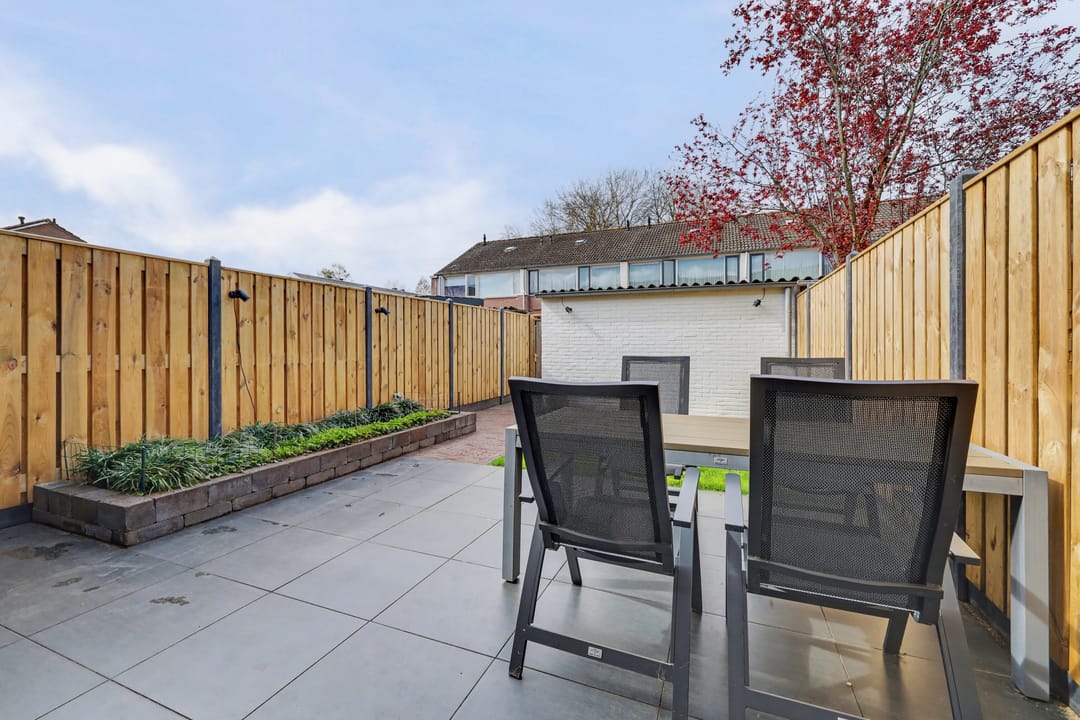 Spacious Energy Efficient Terraced Home with Solar Panels and West-Facing Garden — 37