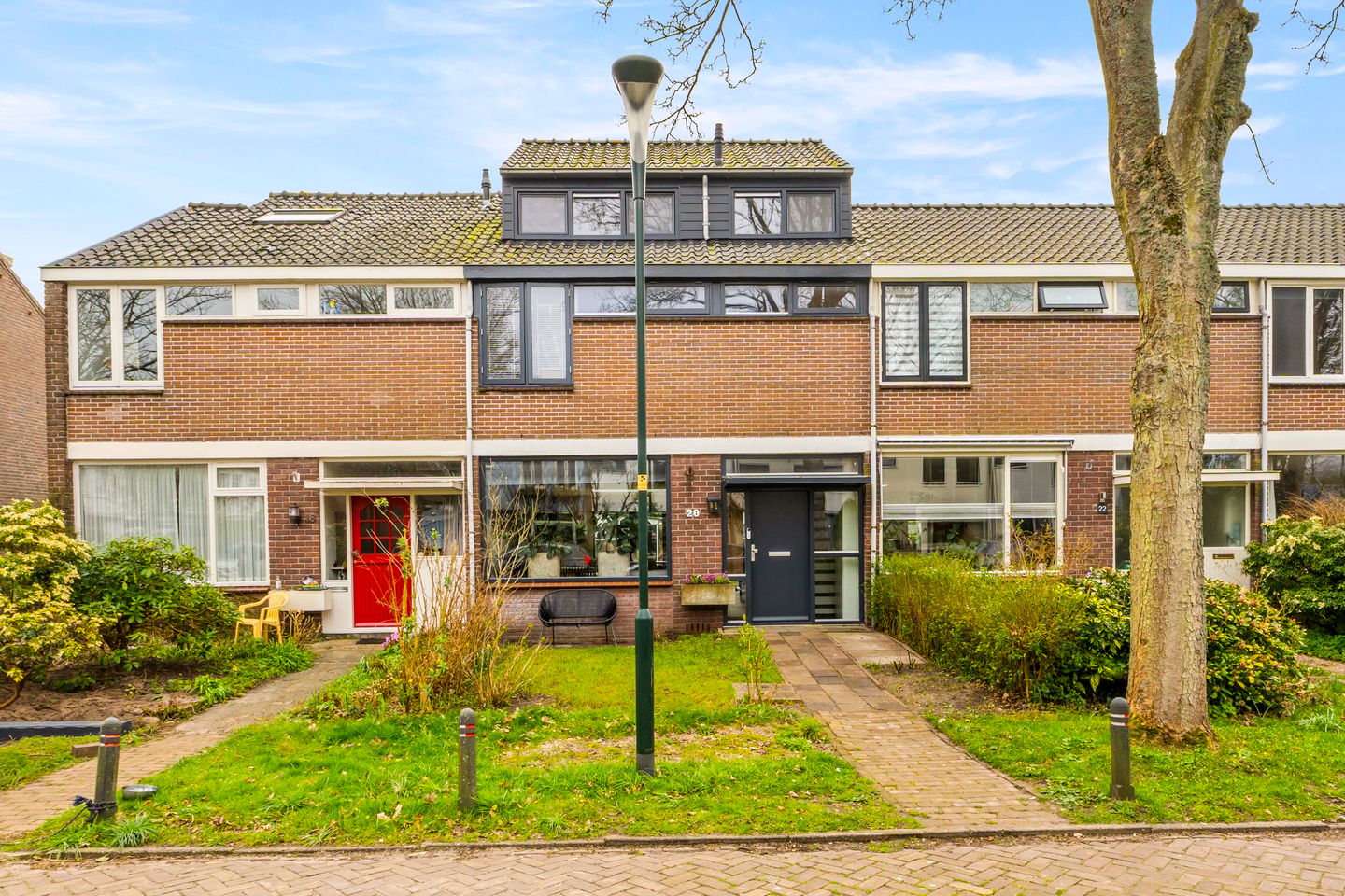 Spacious Family Home with Modern Interior, Garage and Sunny Backyard in Heiloo — 34