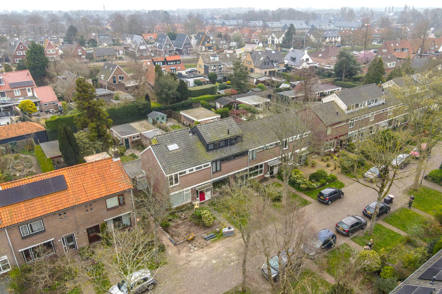 Spacious Family Home with Modern Interior, Garage and Sunny Backyard in Heiloo — 35