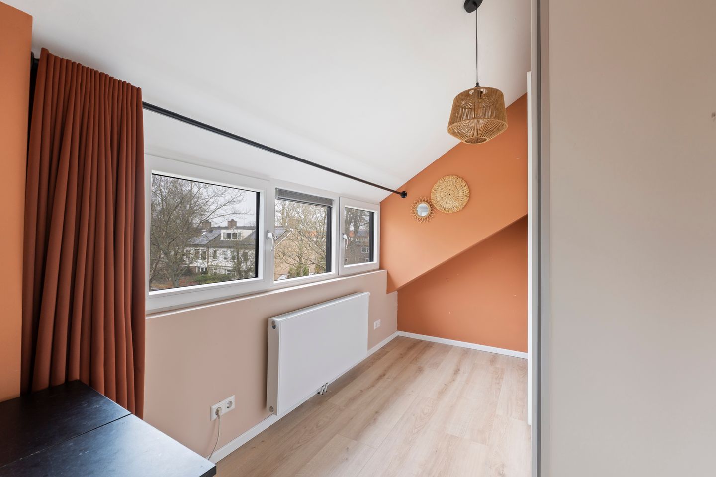 Spacious Family Home with Modern Interior, Garage and Sunny Backyard in Heiloo — 25