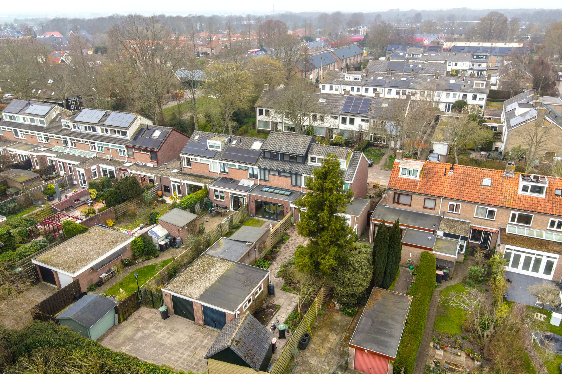 Spacious Family Home with Modern Interior, Garage and Sunny Backyard in Heiloo — 36