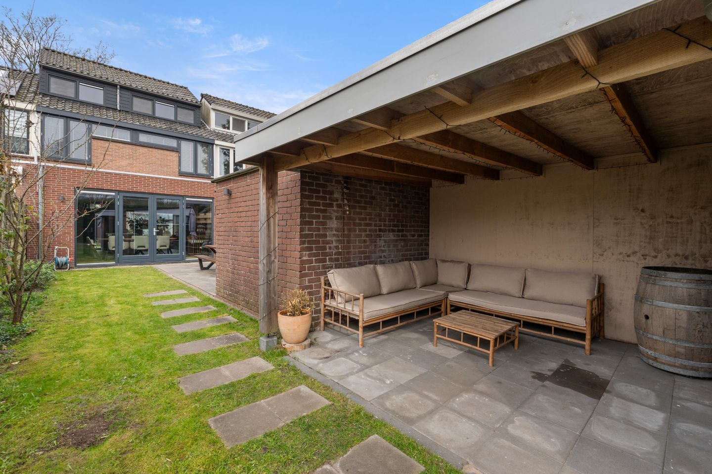 Spacious Family Home with Modern Interior, Garage and Sunny Backyard in Heiloo — 29