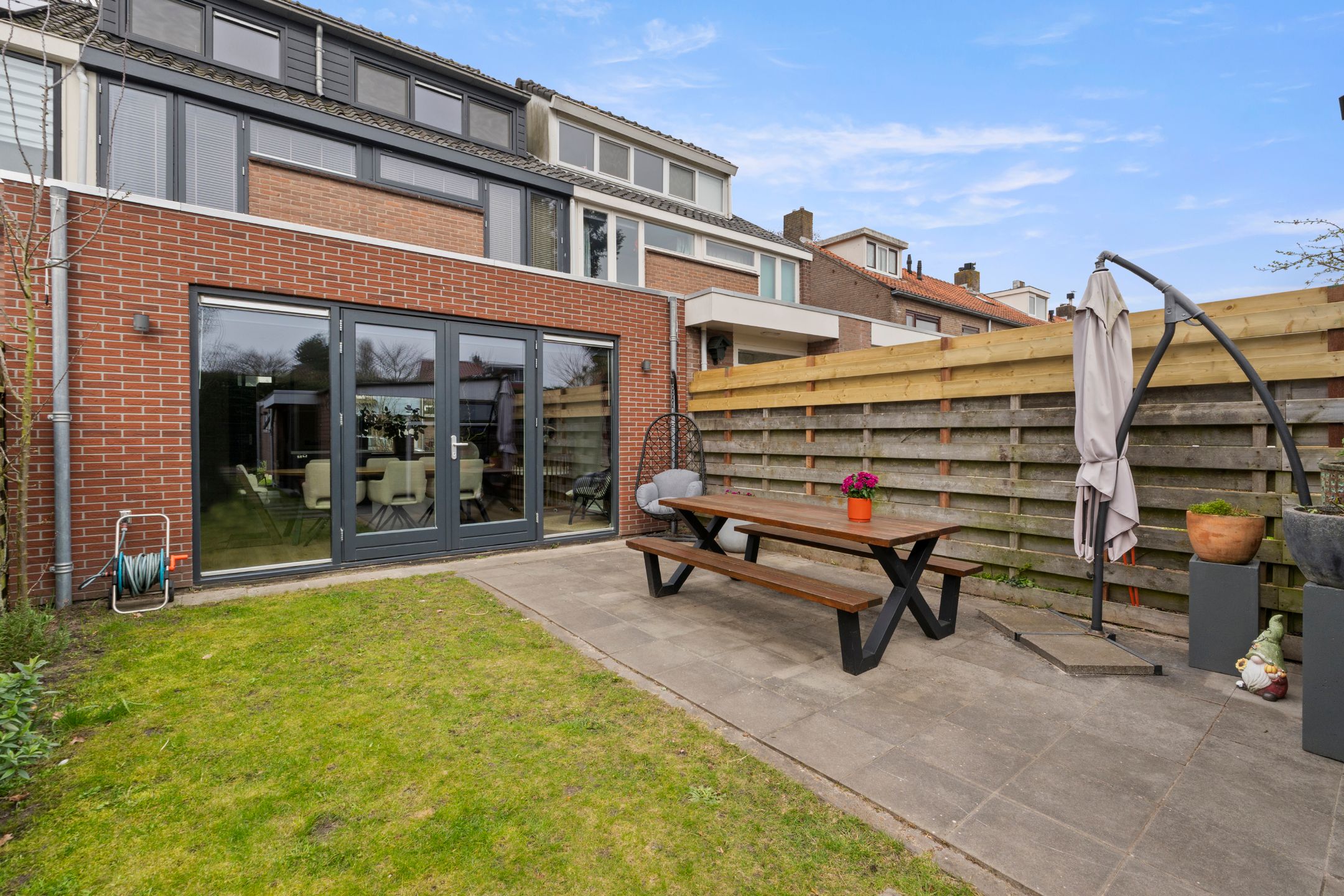 Spacious Family Home with Modern Interior, Garage and Sunny Backyard in Heiloo — 27