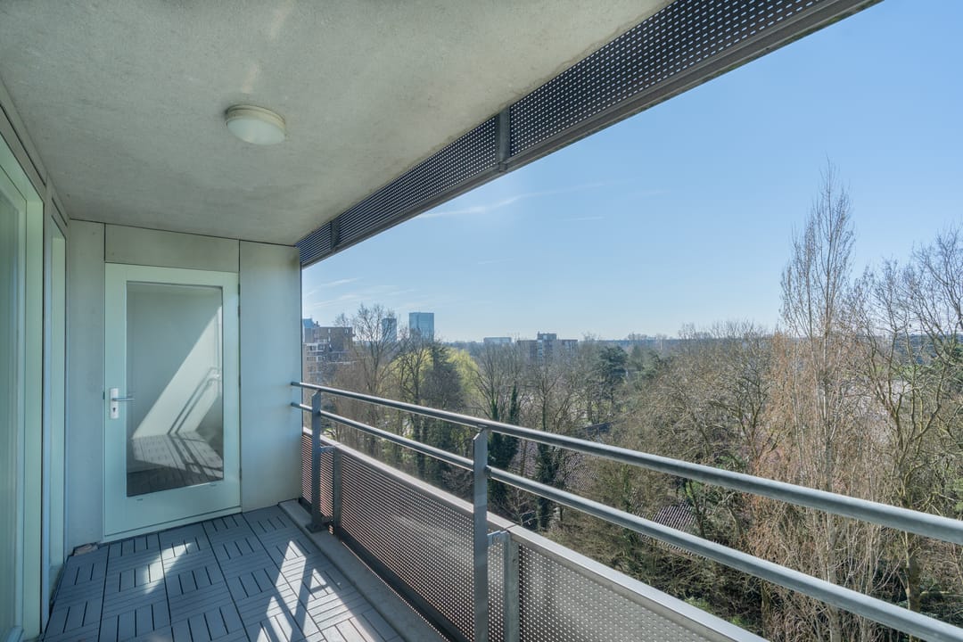 Spacious 3-room apartment with private parking in Hoofddorp centre — 28