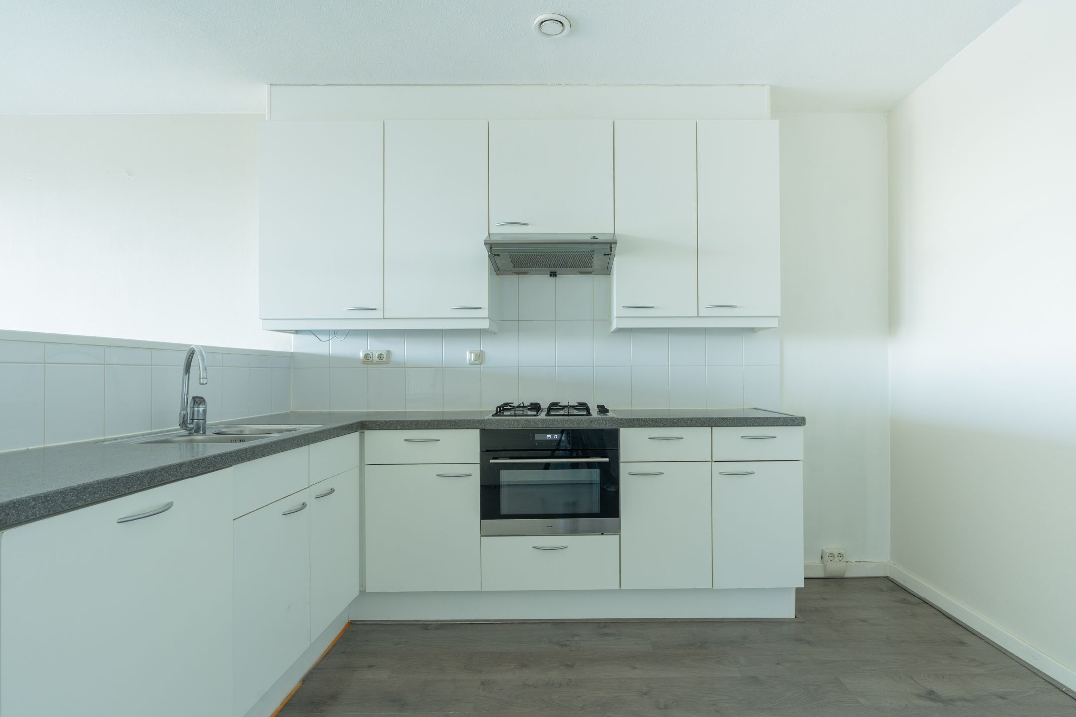 Spacious 3-room apartment with private parking in Hoofddorp centre — 15