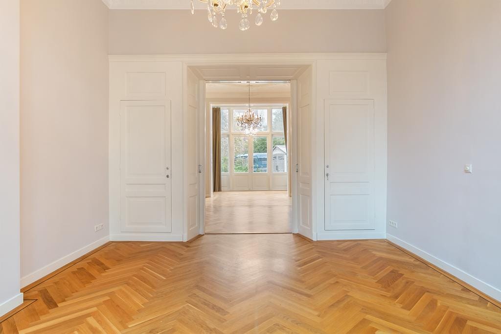 Photo 10 of Adelheidstraat 1