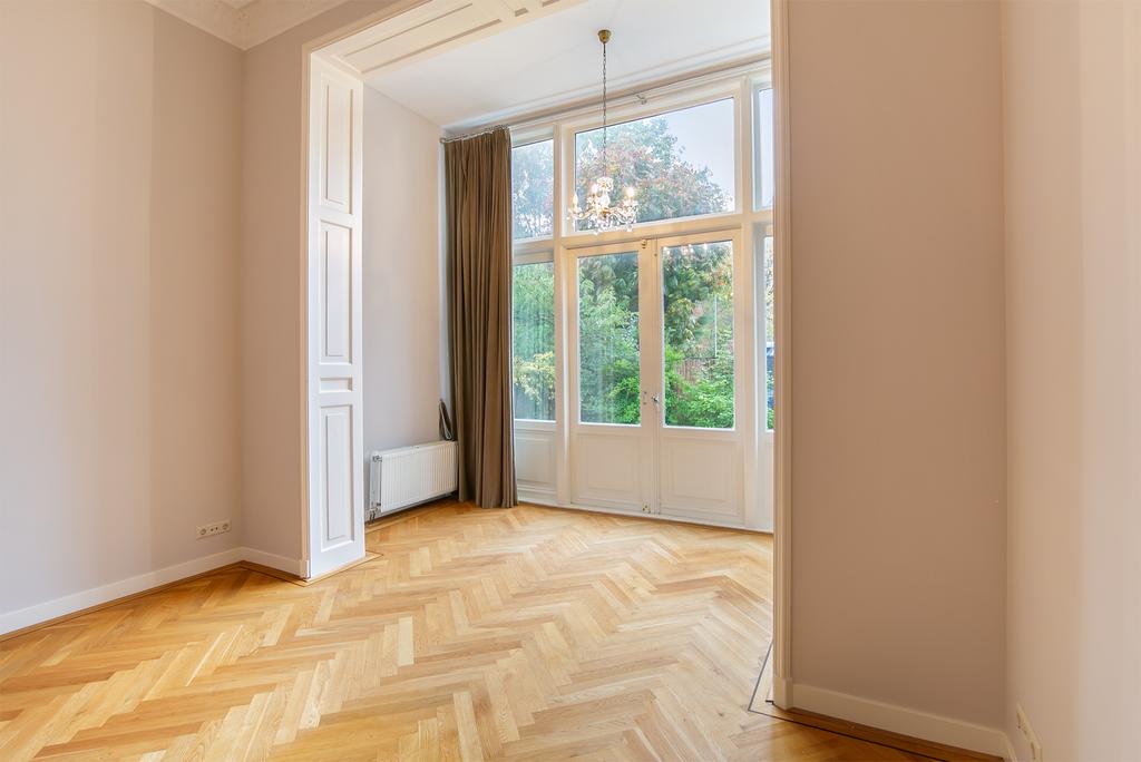 Photo 12 of Adelheidstraat 1