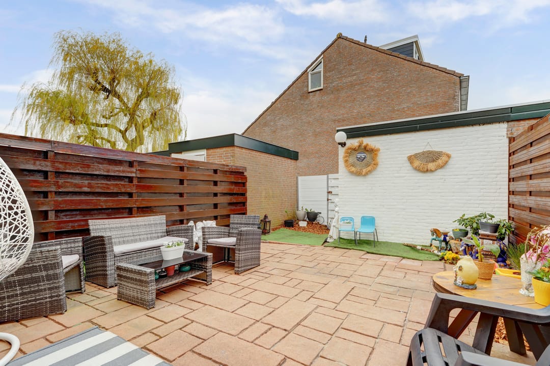 Spacious family home with extension and sunny garden in child-friendly neighborhood — 25