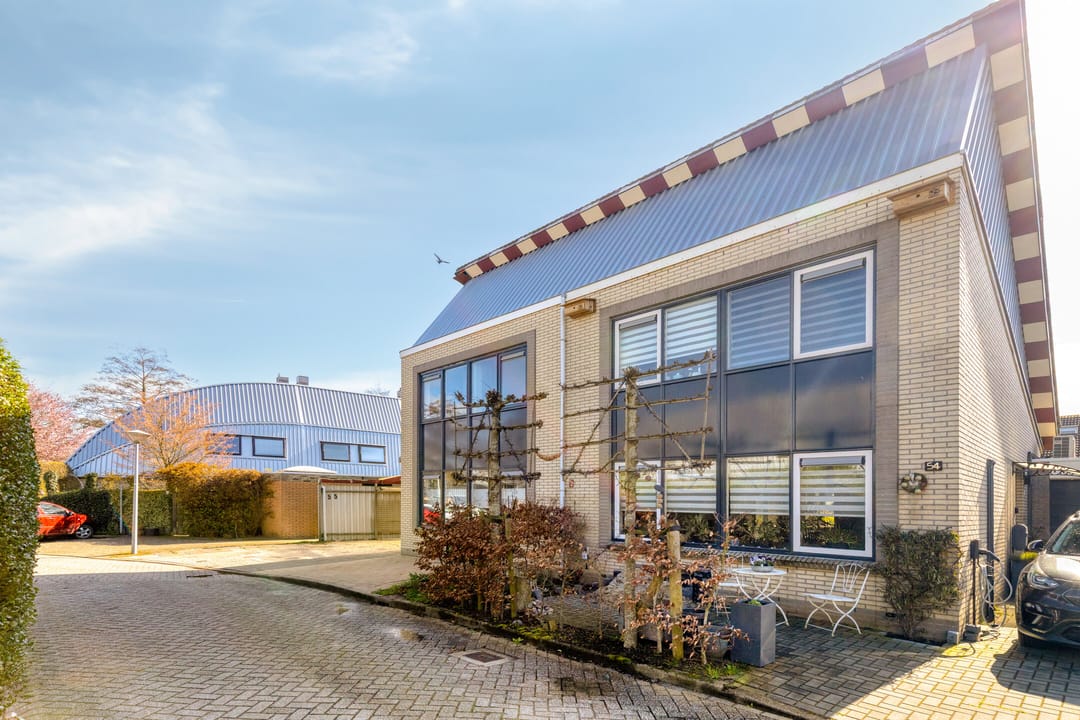 Spacious Semi-Detached Home with Modern Extensions and Solar Panels — 31