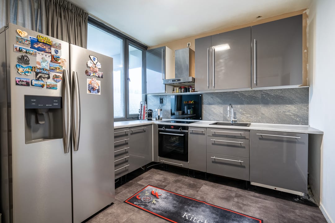 Renovated Apartment with Three Bedrooms and Sunny Balcony — 16
