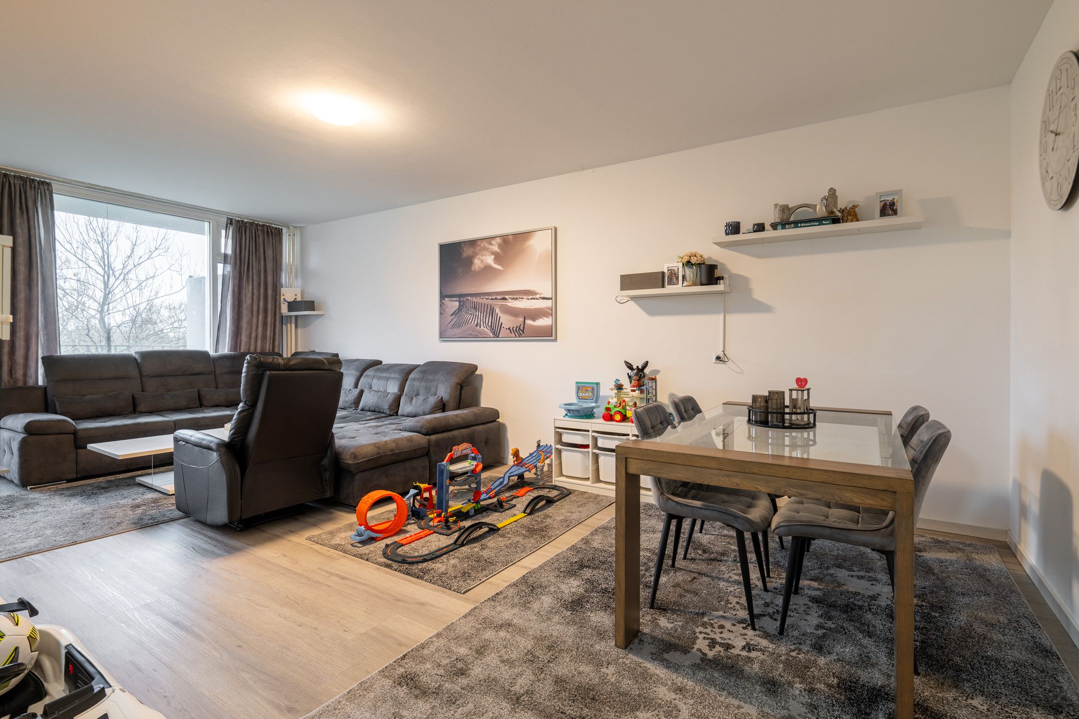 Renovated Apartment with Three Bedrooms and Sunny Balcony — 12