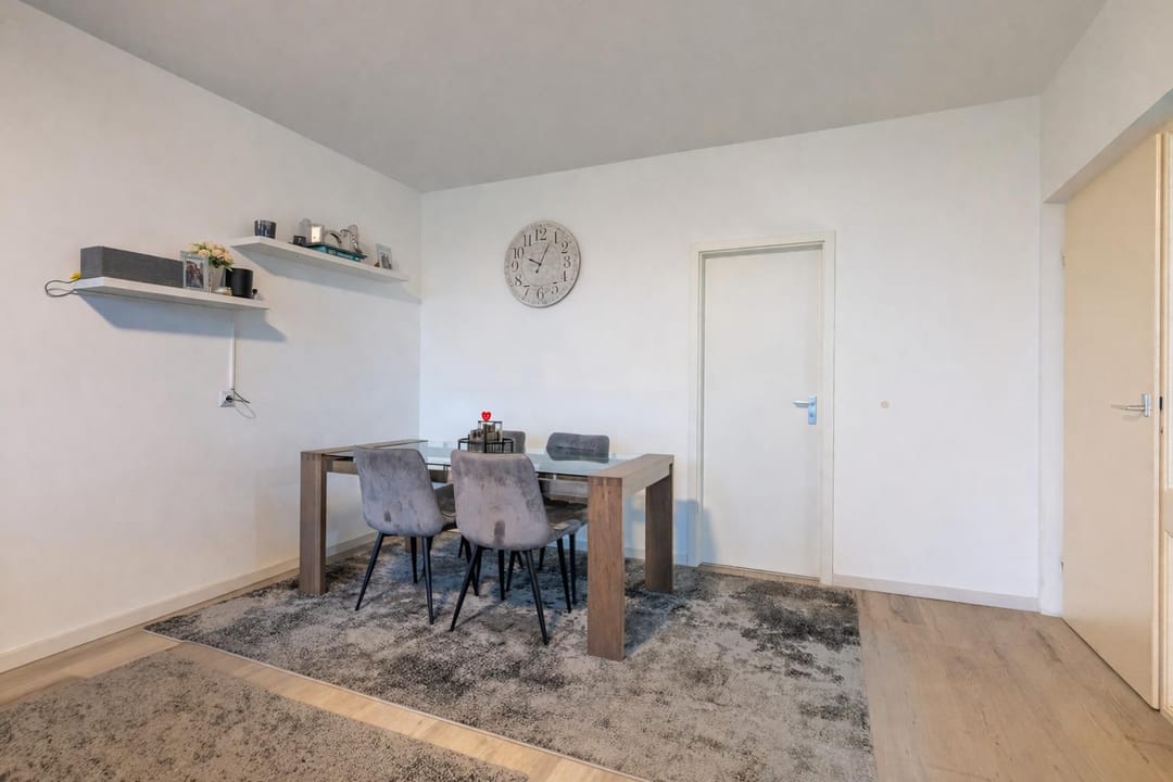 Renovated Apartment with Three Bedrooms and Sunny Balcony — 13