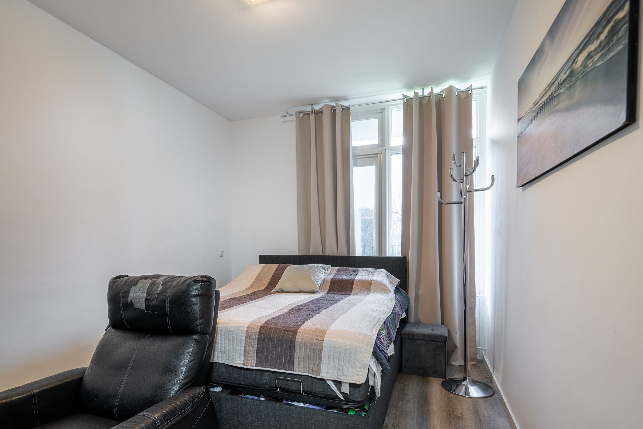 Renovated Apartment with Three Bedrooms and Sunny Balcony — 18