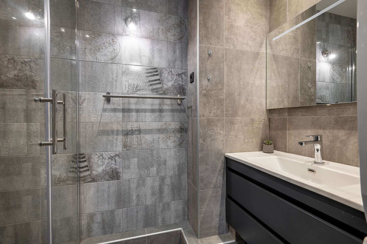 Renovated Apartment with Three Bedrooms and Sunny Balcony — 20