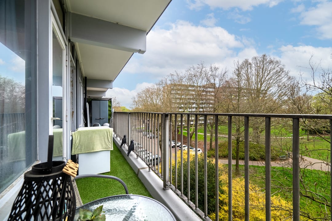 Renovated Apartment with Three Bedrooms and Sunny Balcony — 22