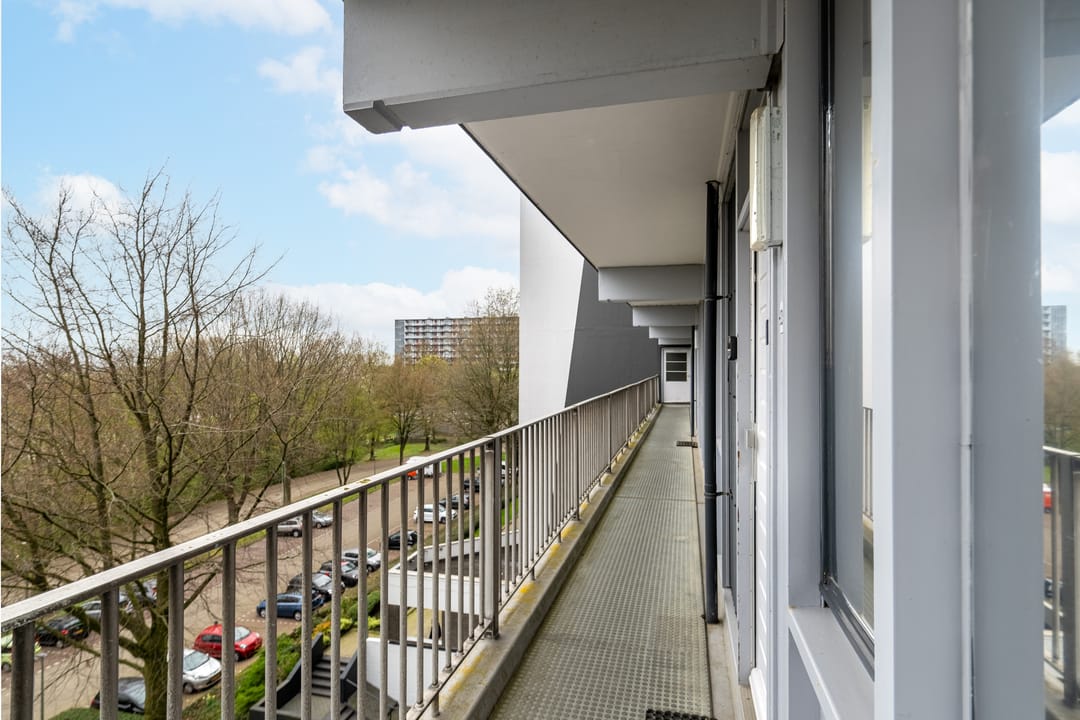 Renovated Apartment with Three Bedrooms and Sunny Balcony — 23
