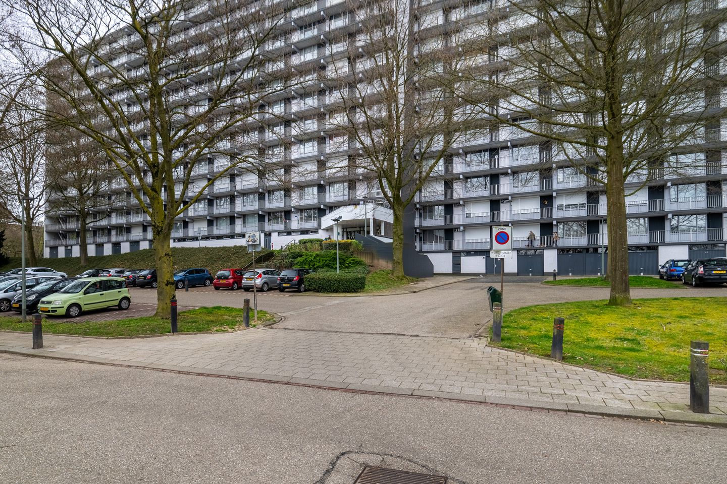 Renovated Apartment with Three Bedrooms and Sunny Balcony — 25