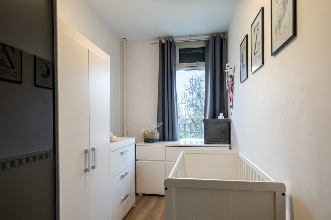 Renovated Apartment with Three Bedrooms and Sunny Balcony — 17