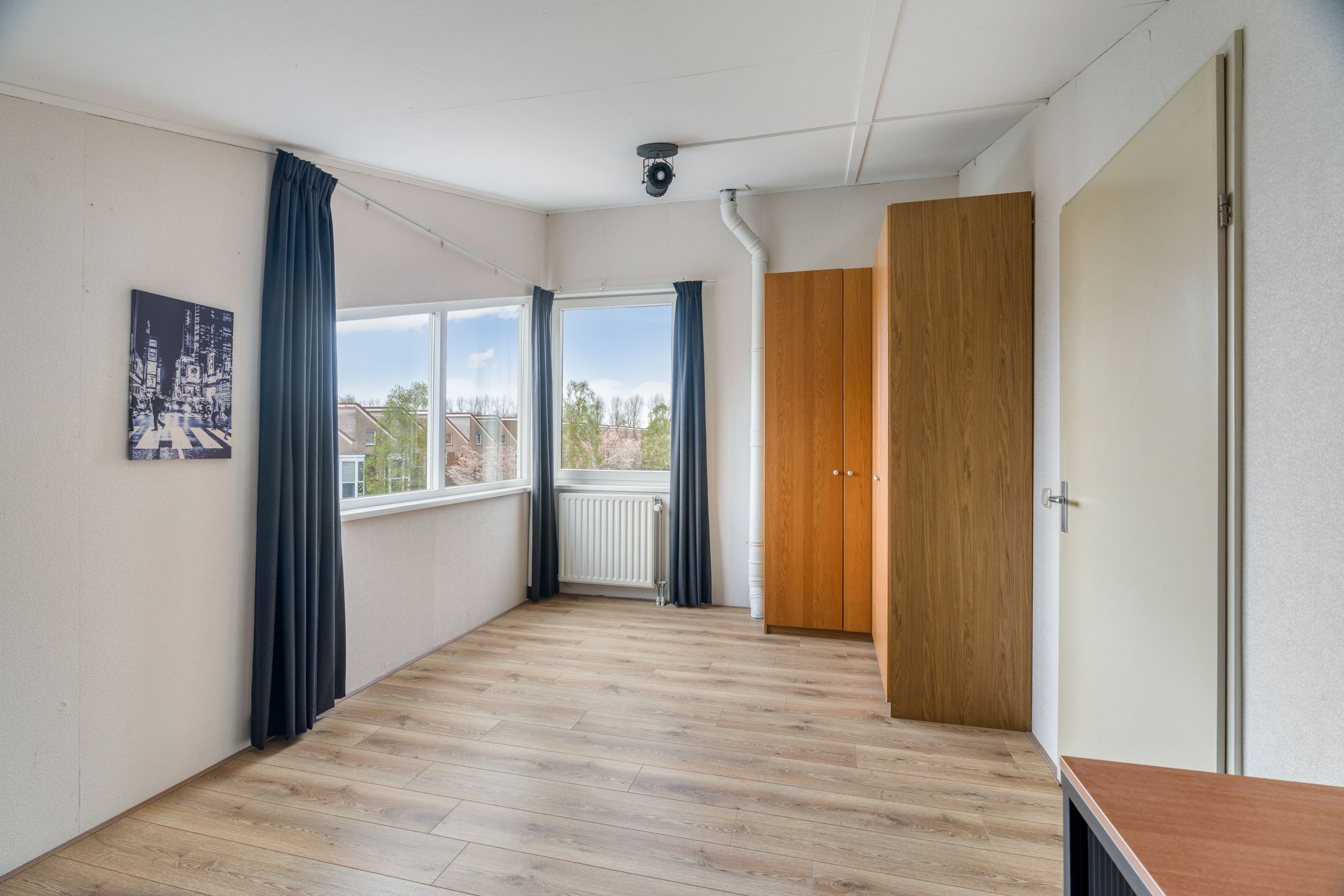 Spacious and Sustainable Semi-Detached Family Home with Five Bedrooms, Garden Room, and Excellent Energy Rating — 39