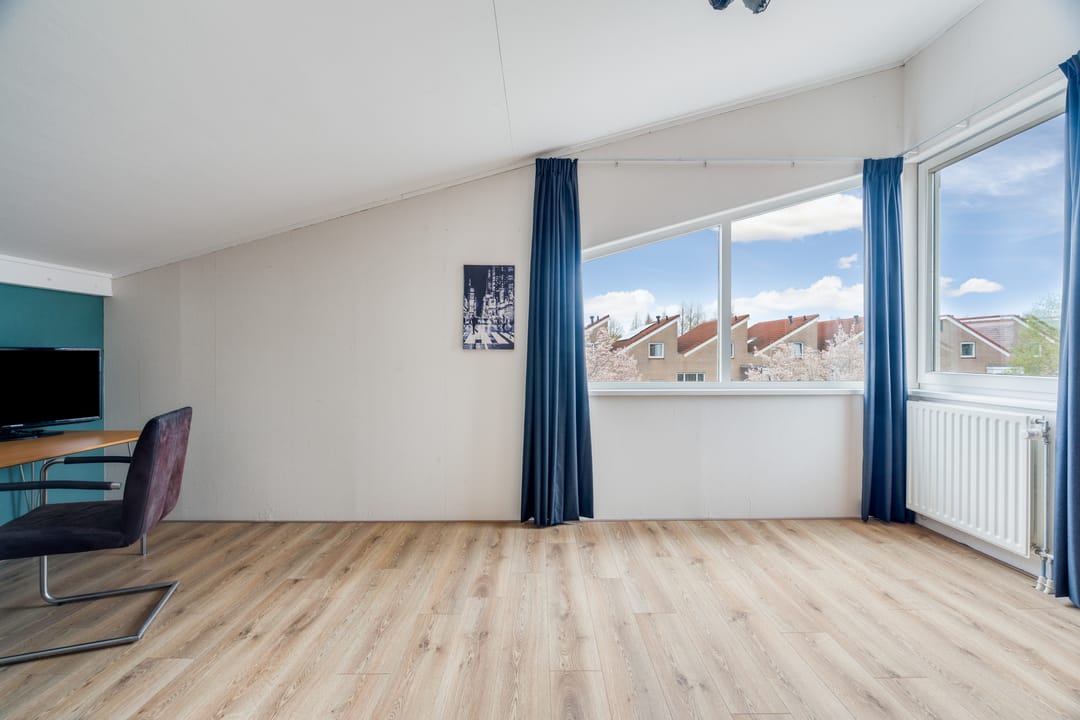 Spacious and Sustainable Semi-Detached Family Home with Five Bedrooms, Garden Room, and Excellent Energy Rating — 38