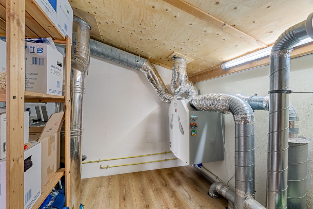 Spacious and Sustainable Semi-Detached Family Home with Five Bedrooms, Garden Room, and Excellent Energy Rating — 41