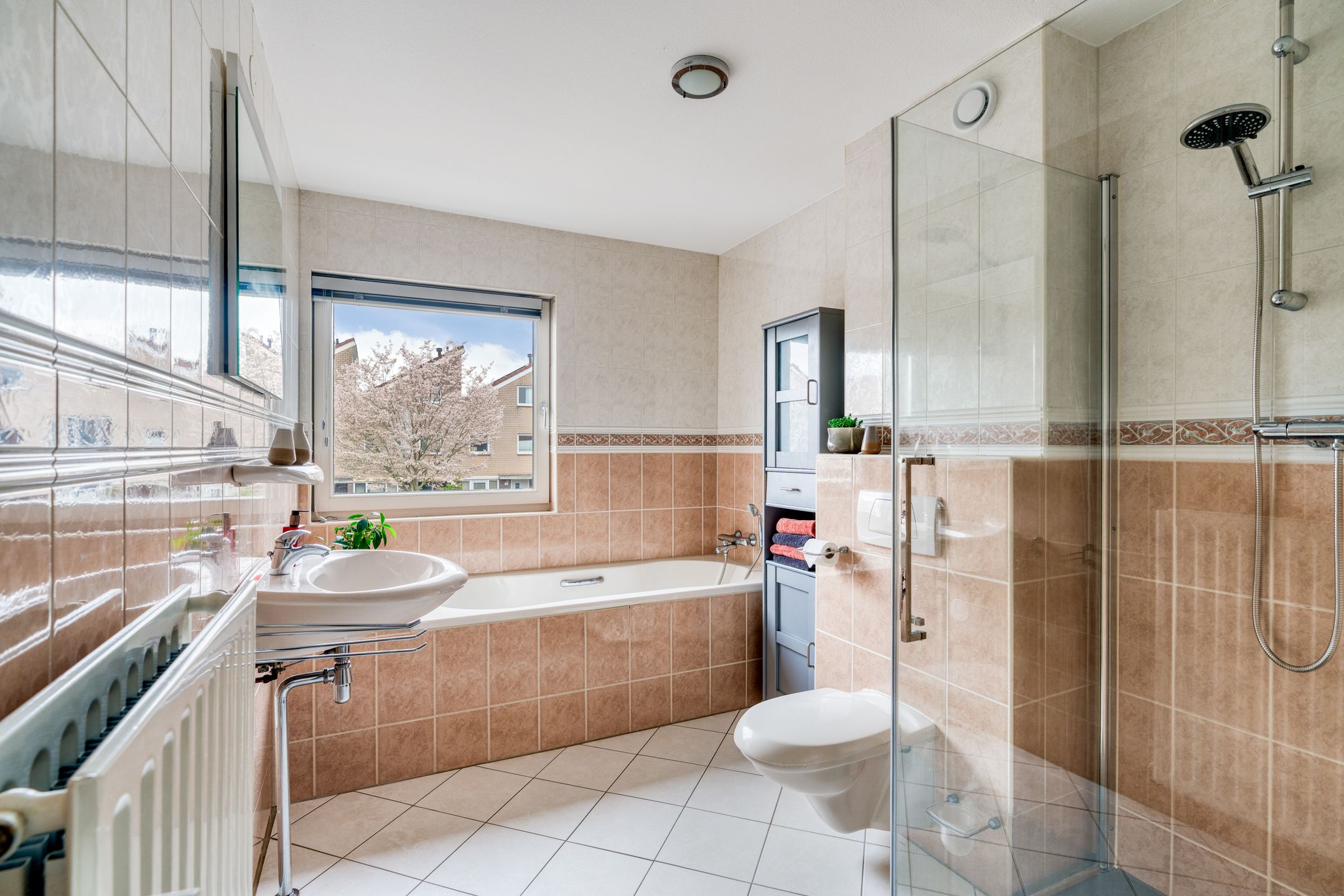 Spacious and Sustainable Semi-Detached Family Home with Five Bedrooms, Garden Room, and Excellent Energy Rating — 27