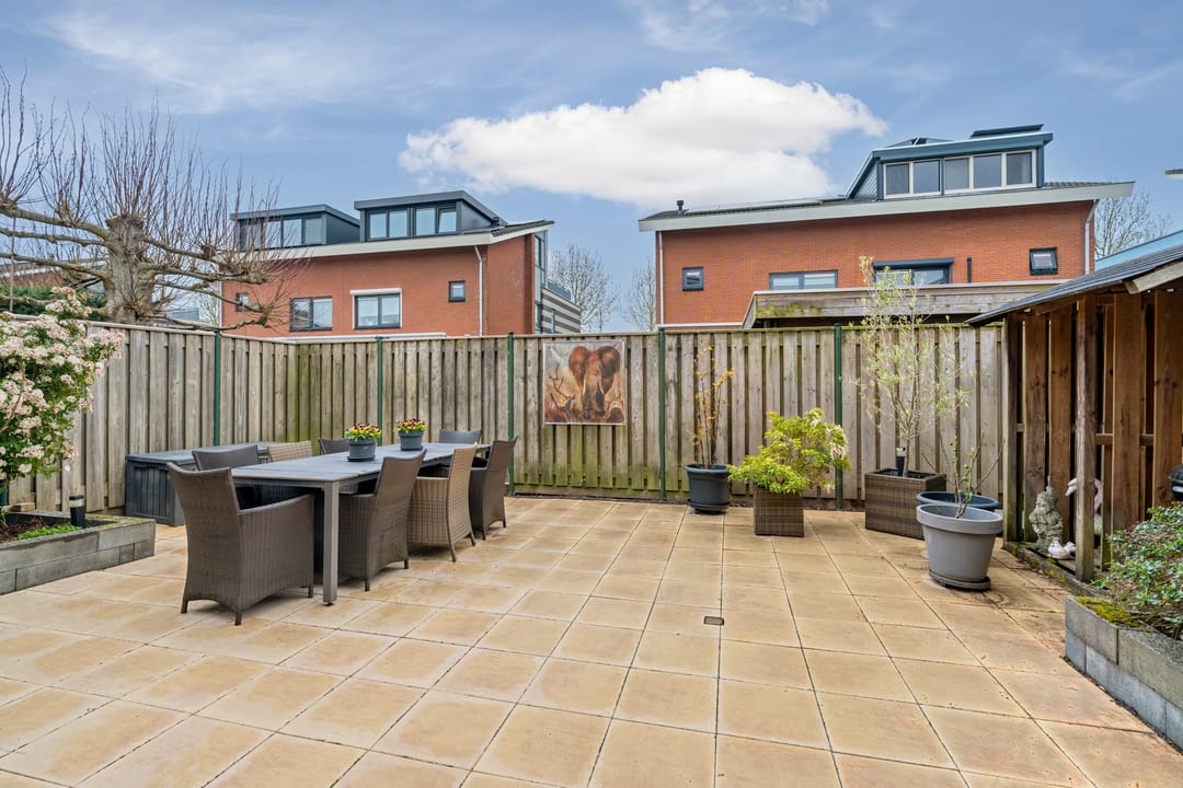 Spacious and Sustainable Semi-Detached Family Home with Five Bedrooms, Garden Room, and Excellent Energy Rating — 47