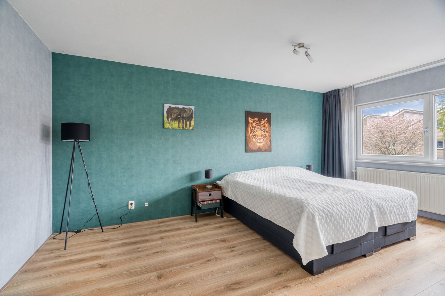 Spacious and Sustainable Semi-Detached Family Home with Five Bedrooms, Garden Room, and Excellent Energy Rating — 25